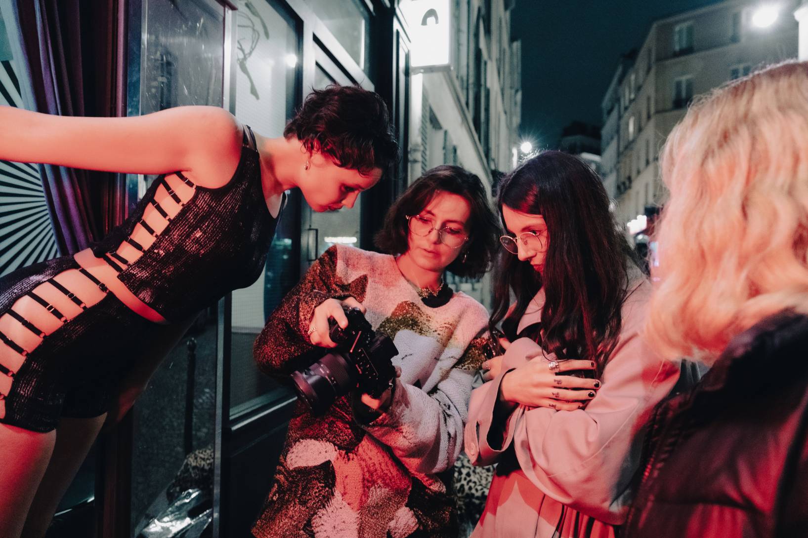L’équipe O3il Production en pleine préparation d’une scène de nuit pour le projet Mak Lingerie, avec la mannequin et la réalisatrice examinant un plan.