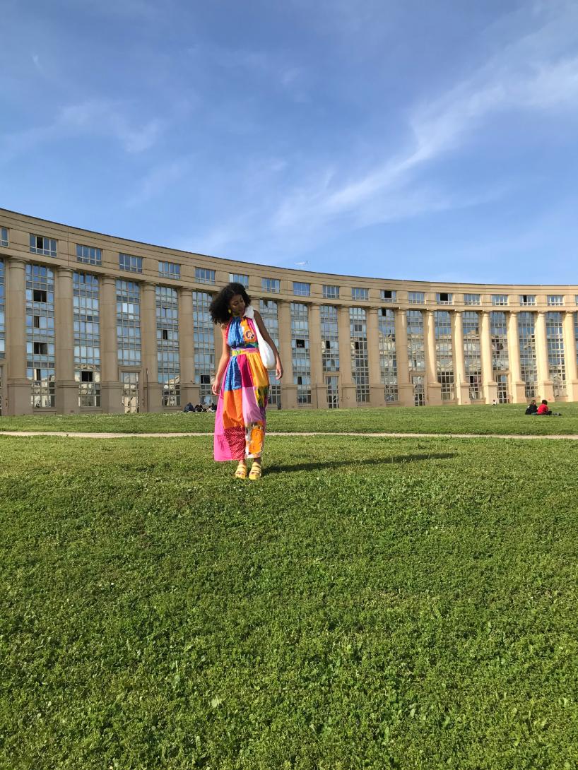 Modèle Maison Janie portant une robe colorée lors d’un shooting en plein air, scène captée par O3il Production.