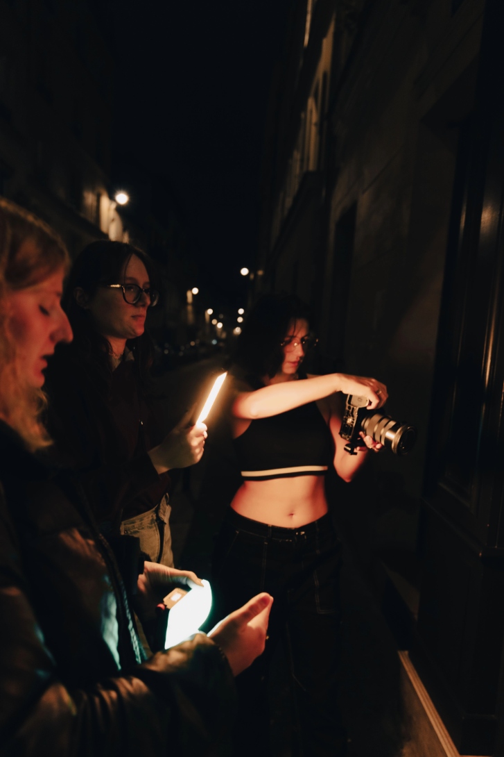 Membres de l’équipe technique ajustant l’éclairage et la caméra lors d’une scène nocturne en extérieur pour le projet Mak Lingerie.