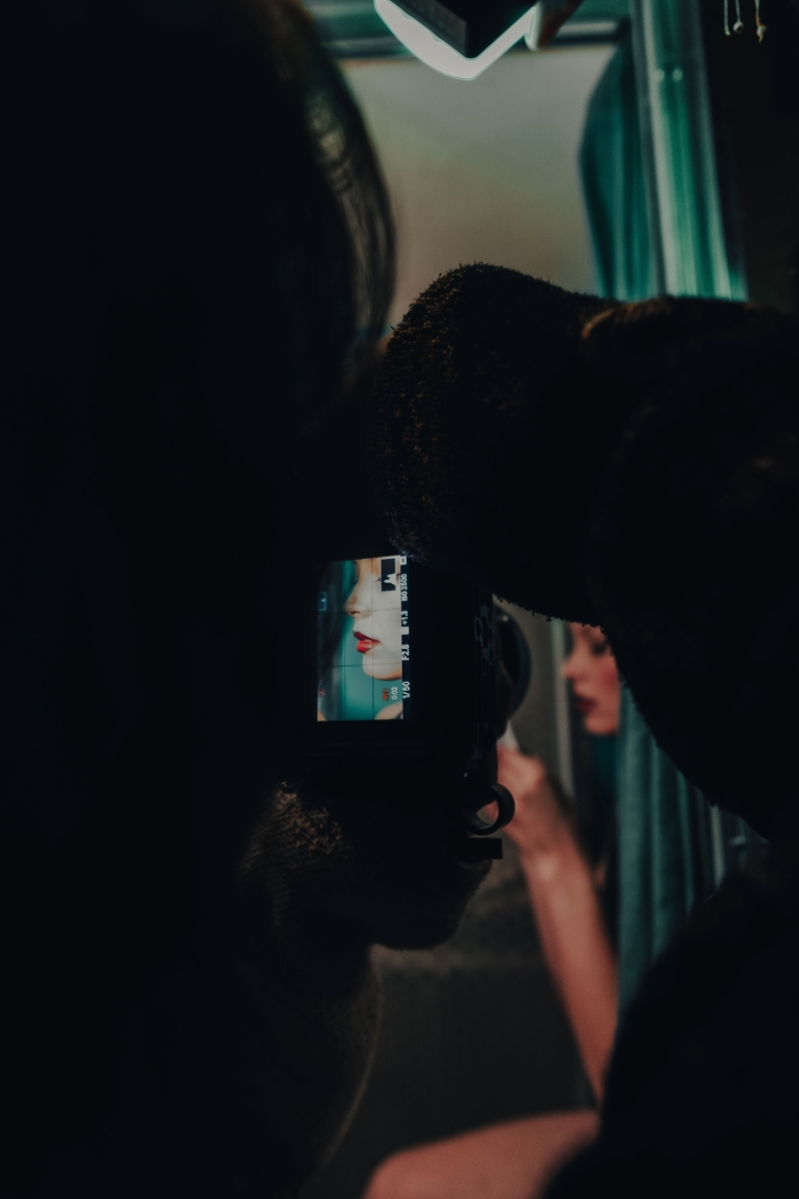 Plan rapproché sur l’écran de contrôle affichant un profil maquillé et élégant lors du tournage Mak Lingerie.