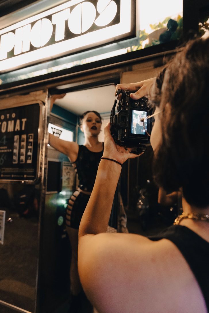L’équipe d’O3il Production capture la mannequin posant sous l’enseigne d’un photomaton pour le projet Mak Lingerie.