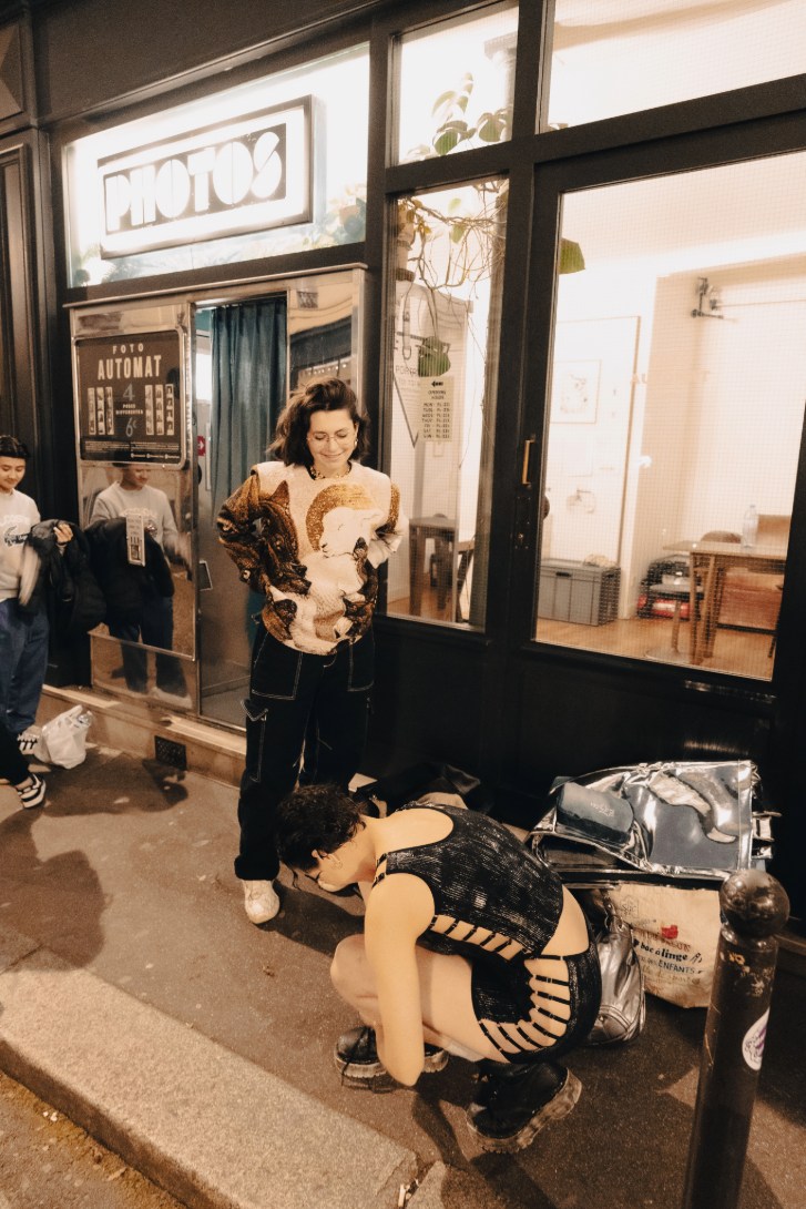 L’équipe O3il Production et la créatrice Camille Mak sur le plateau extérieur du projet Mak Lingerie, échanges avant une nouvelle prise.