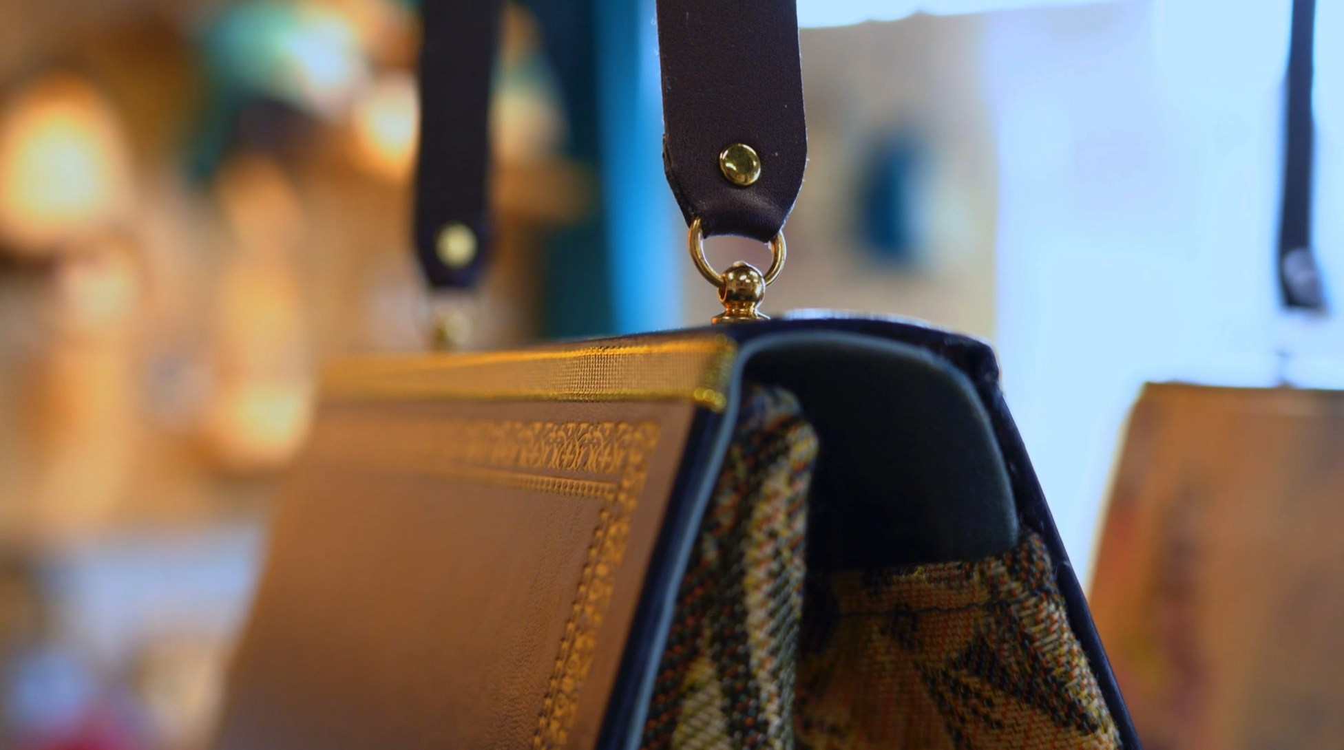 Détail d’un accessoire artisanal Broc'n'Roll en tissu recyclé, suspendu dans l’atelier.