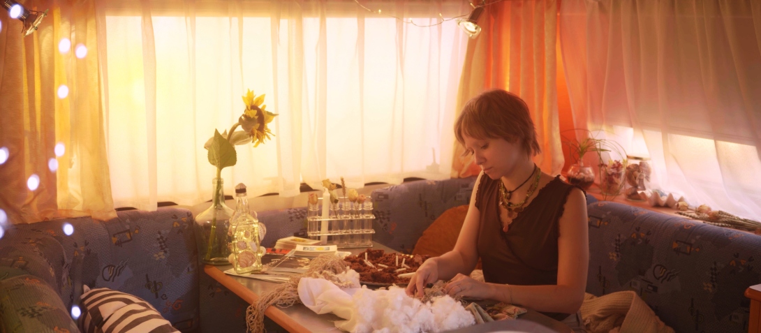 Scène intime du projet Baby Doll Eyes montrant Apolline seule dans son espace, façonnant une poupée pour combler sa solitude, création signée O3il Production.