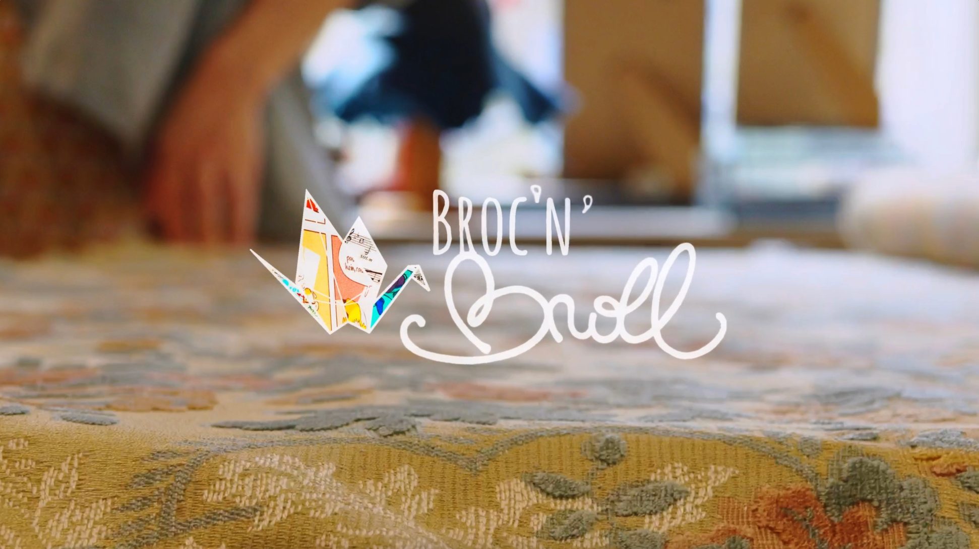Vue d’un atelier Broc'n'Roll avec tissus et créations en préparation, symbole d’une mode responsable et artisanale.