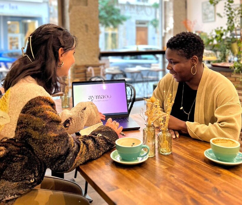 Rencontre professionnelle autour du projet engagé Aymaou Lingerie, échange créatif et passionné autour d’une table de café.