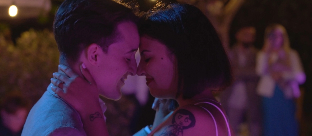 Instant intime de la première danse de Céline et Margo, front contre front sous les lumières tamisées.