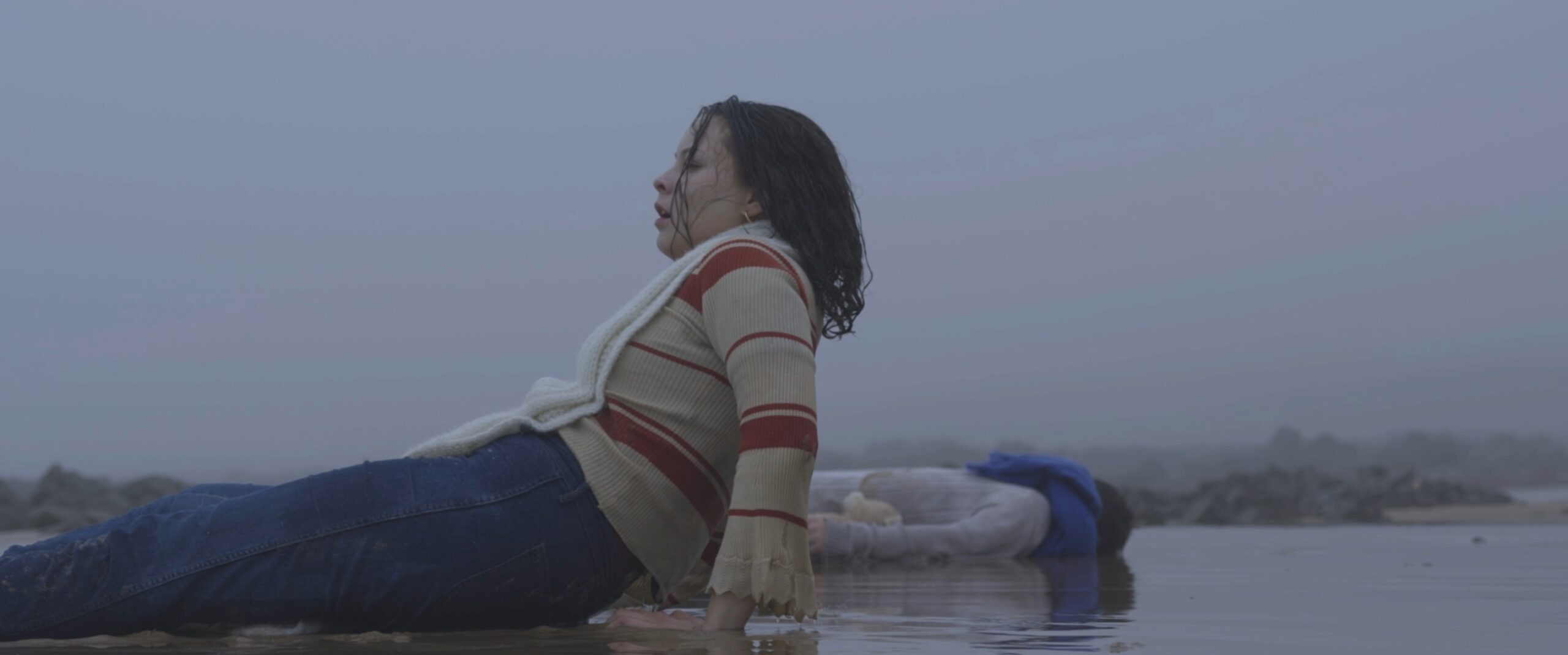 Découverte d’un corps sur une plage brumeuse dans la dernière scène du film Entre Deux Eaux.