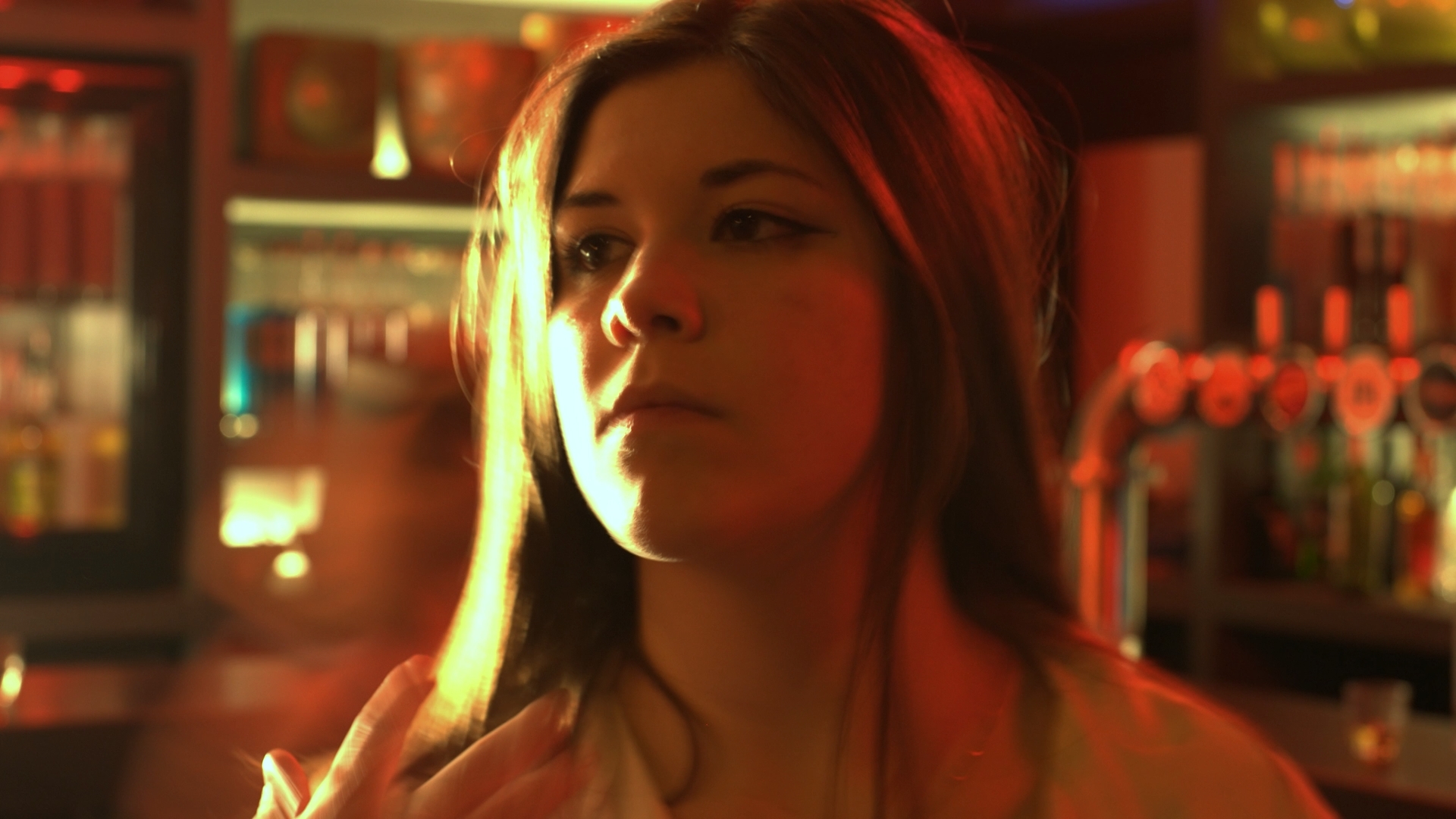 Plan rapproché où les deux protagonistes du clip Limpide échangent un regard complice sous une lumière douce.