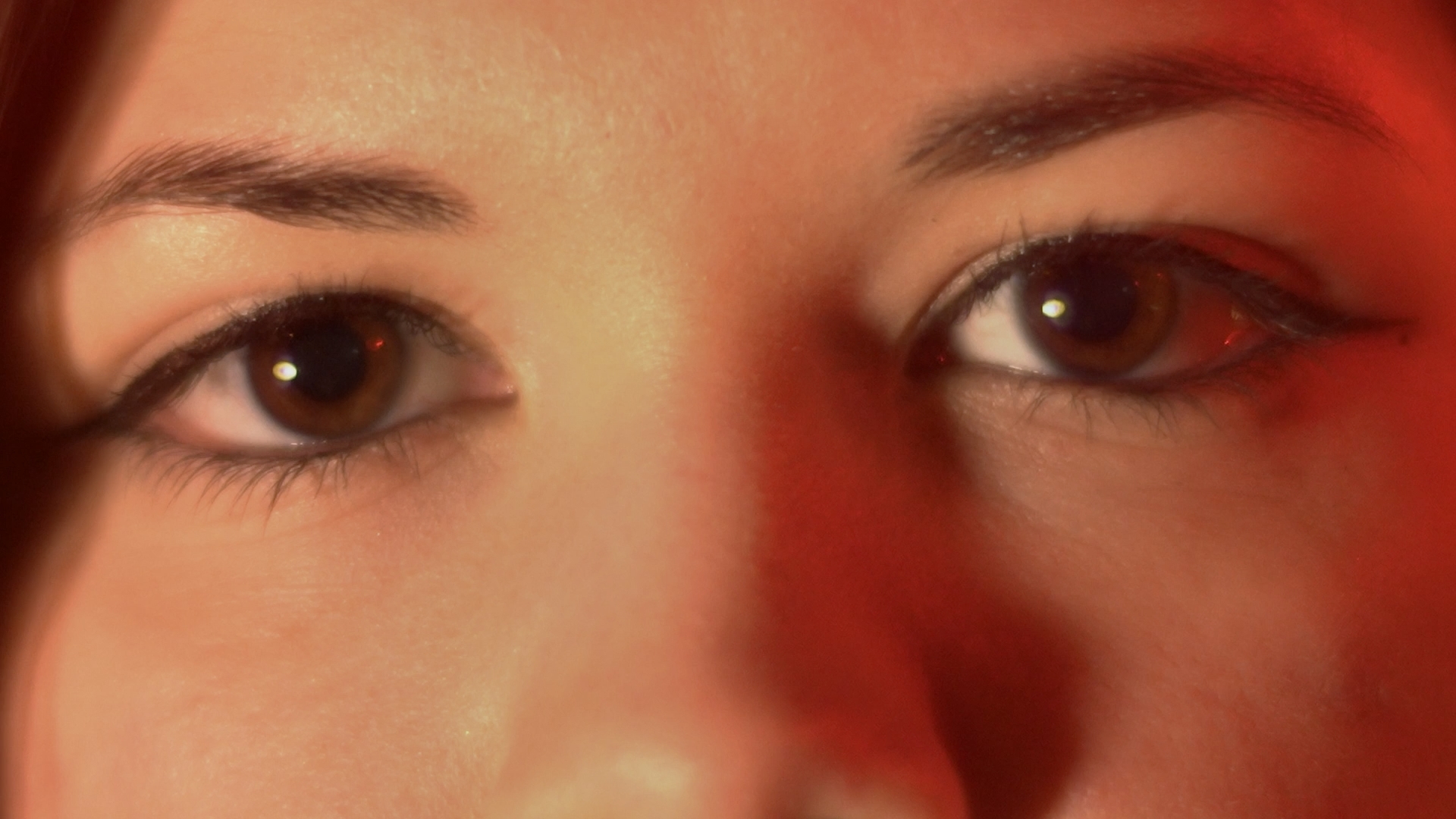 Plan rapproché des yeux d'une des protagonistes du clip Limpide, révélant l’émotion et la naissance d’un coup de foudre.