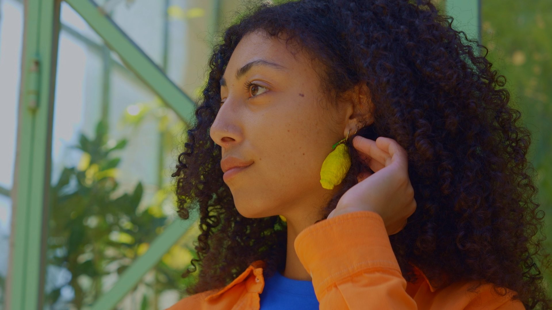 Gros plan sur un visage féminin portant une boucle d’oreille en forme de citron, création Maison Janie photographiée par O3il Production.