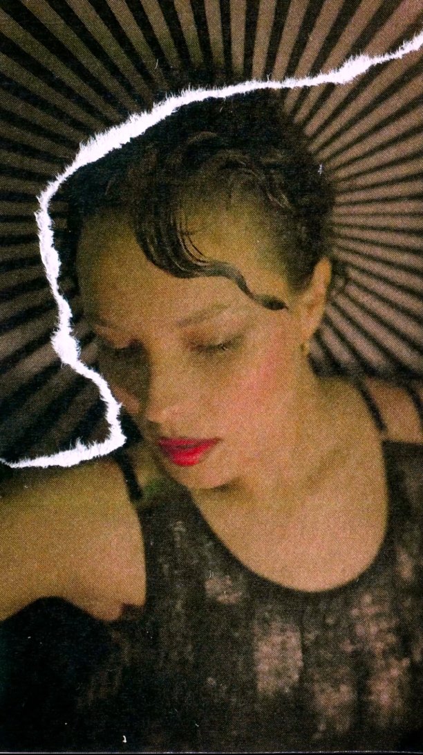 Portrait déchiré d’une femme en lingerie sur fond rayé noir, soulignant l’univers esthétique affirmé de Mak Lingerie.