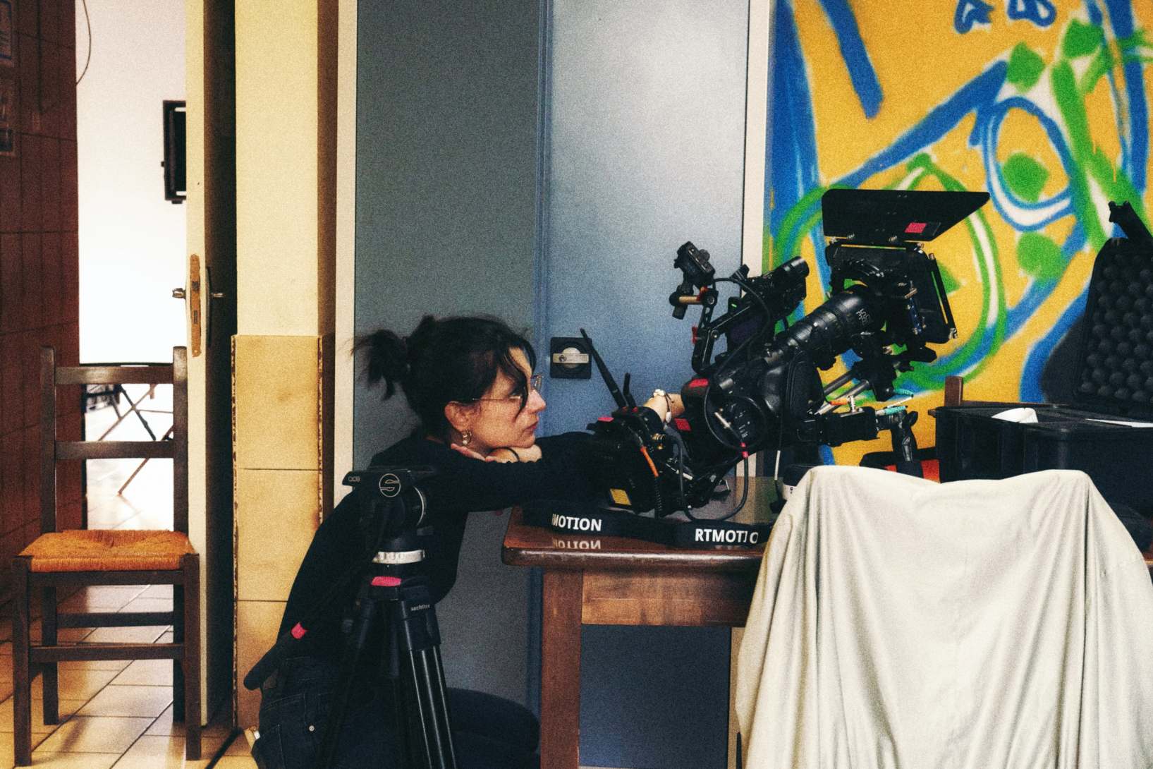 Réglage du matériel vidéo avant un tournage professionnel, un geste essentiel pour une préparation optimale et sans stress le jour J.