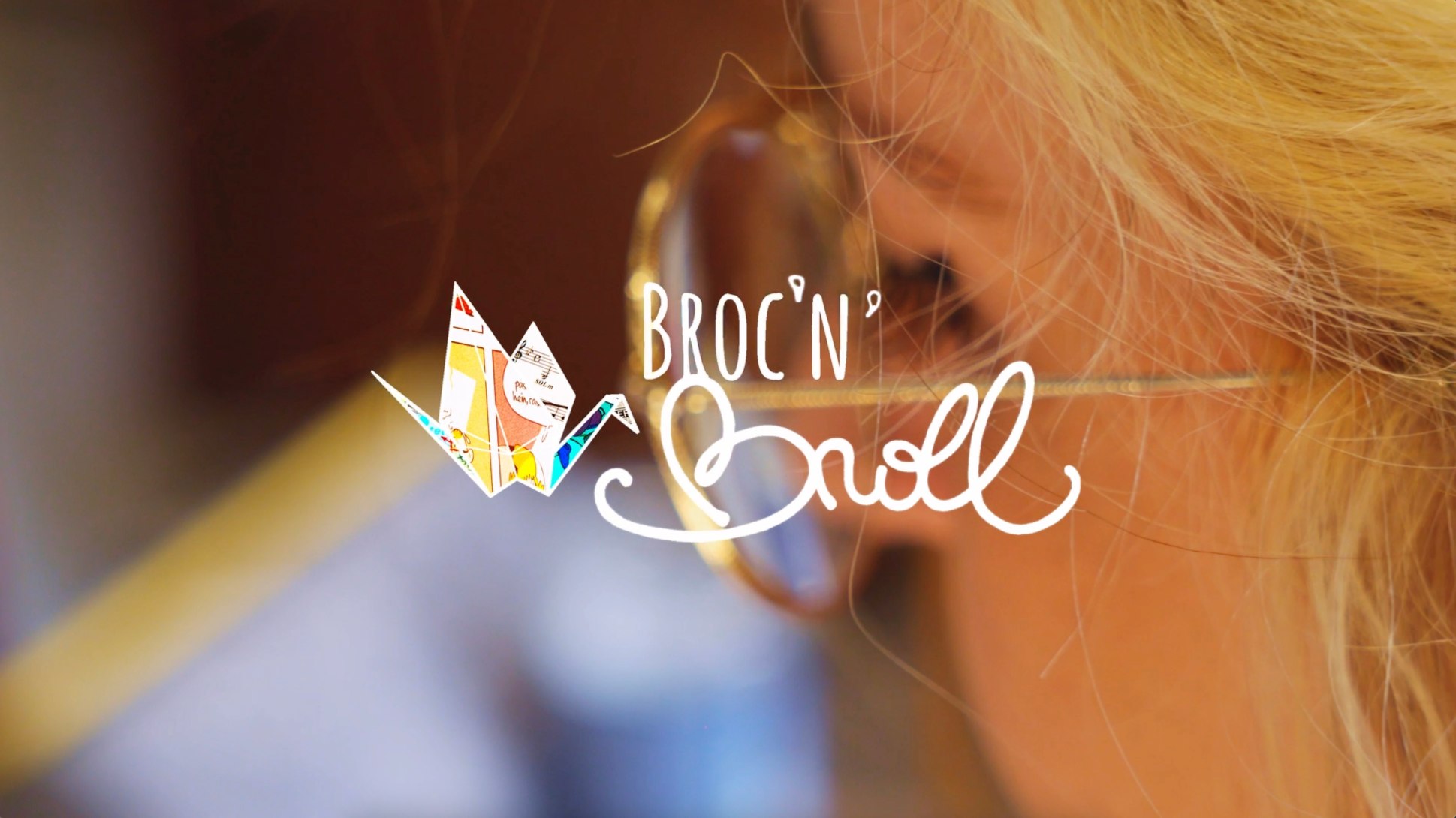 Visuel principal du projet Broc'n'Roll, mettant en avant l'univers artisanal d'Ysatis, créatrice d’accessoires et bijoux fantaisie réalisés à partir de matériaux recyclés, dans une vidéo signée O3il Production.