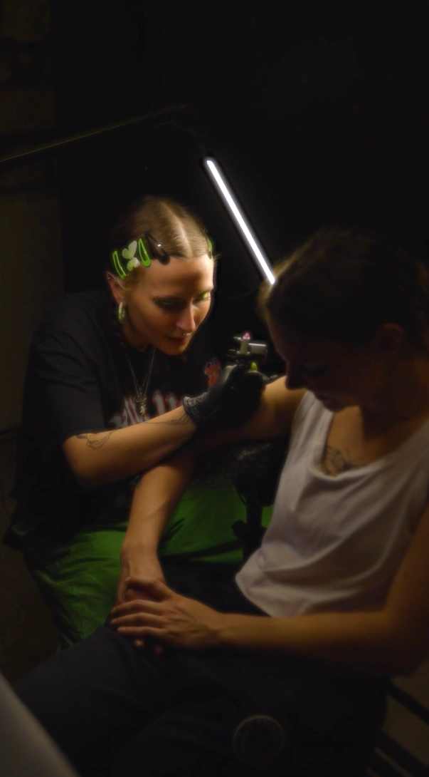 Tatoueuse grenobloise Vanitheuse en plein travail lors de son flashday, capturée par O3il Production pour un aftermovie immersif.