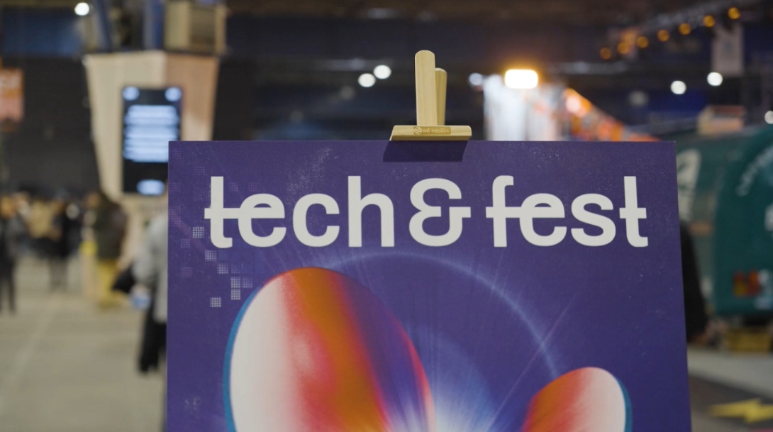 Panneau Tech&Fest lors de l’événement 2025 à L'Alpexpo Grenoble, où ZCE a participé à des rencontres et démonstrations, immortalisé par O3il Production.