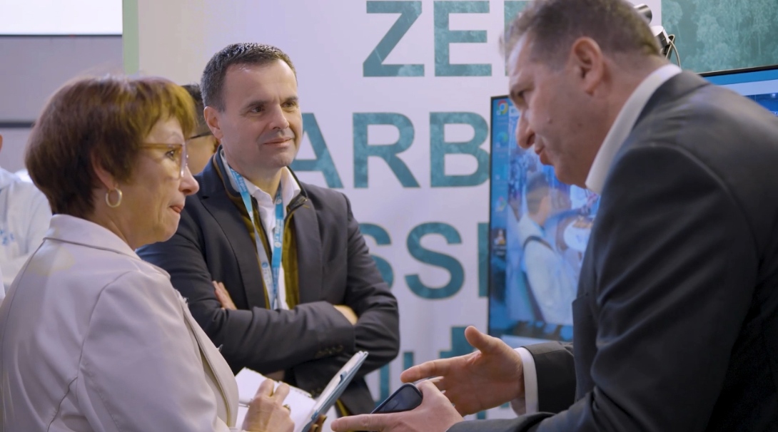 Échanges entre Kamel Ait Mahiout et des participants sur le stand ZCE lors du Tech&Fest 2025, captés par O3il Production.