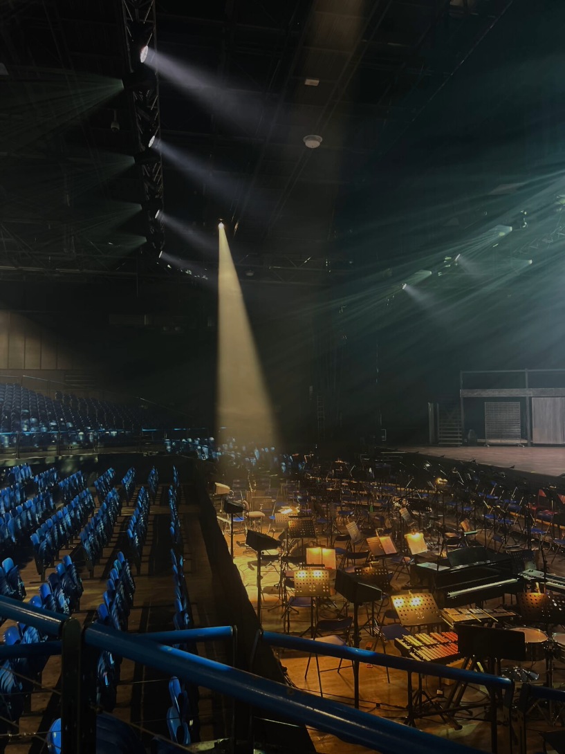 Vue de la salle et de l’orchestre de La Fabrique Opéra Grenoble, projecteurs allumés, ambiance intimiste avant le spectacle West Side Story.