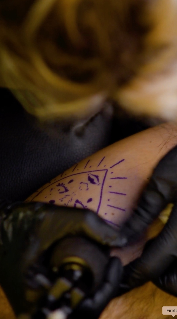 Plan rapproché d’un tatouage en cours de réalisation avec un motif graphique unique, capté lors du flashday de Vanitheuse.