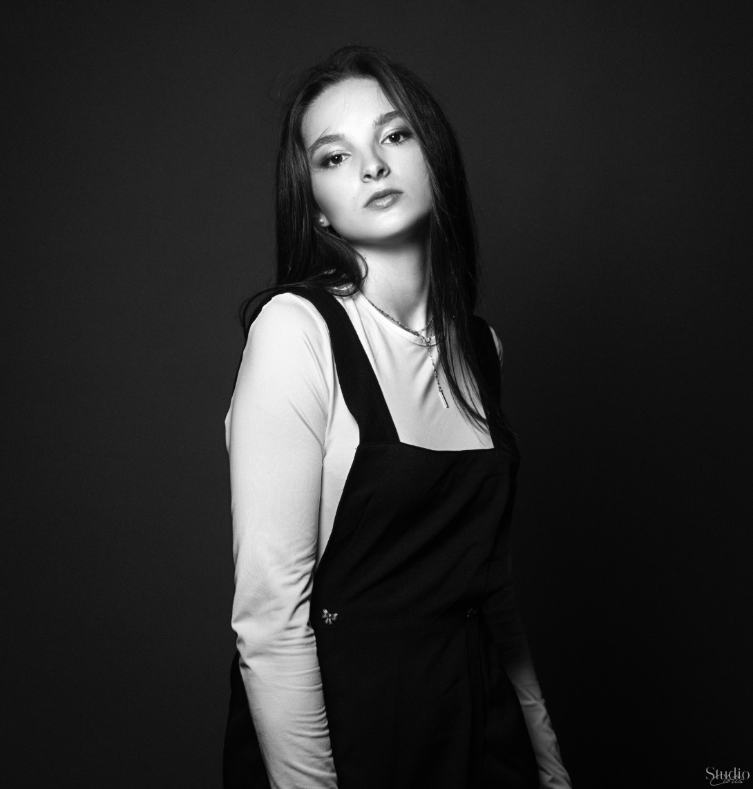 Photographie professionnelle de Selena Verhaeghe, chanteuse et artiste musicale Lenssa et cliente d'O3il Production