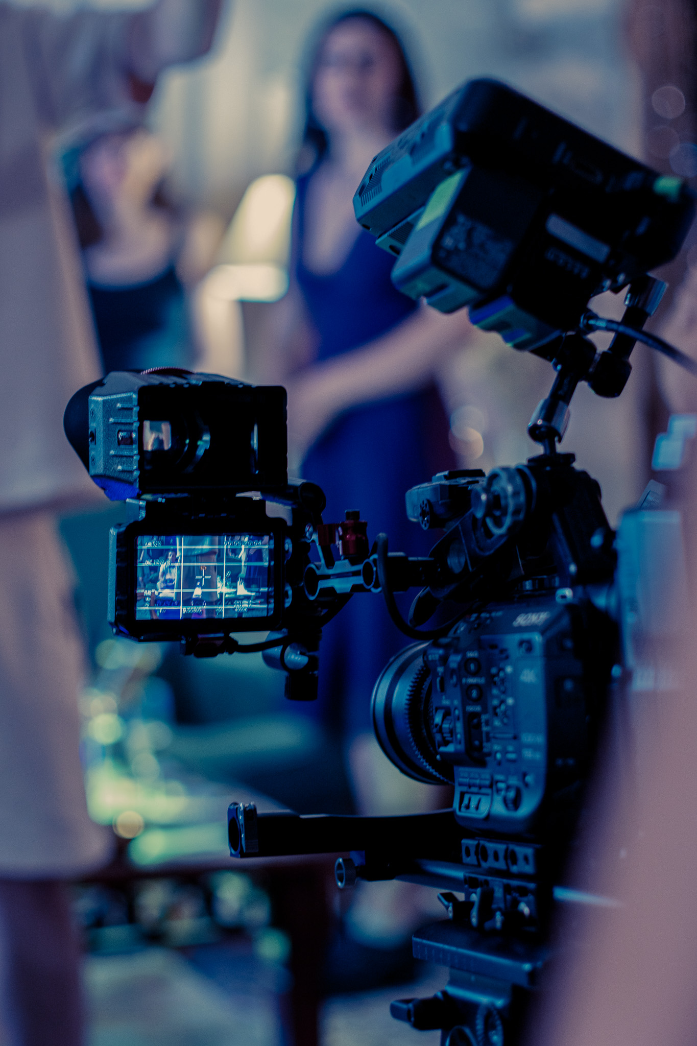 Caméra professionnelle filmant une scène en intérieur avec l’équipe O3il Production, illustrant le soin apporté à chaque projet audiovisuel.