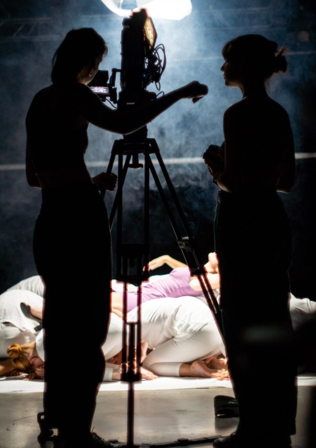 Membres de l’équipe O3il Production filmant une scène en studio, illustrant l’accompagnement humain et la disponibilité du studio.
